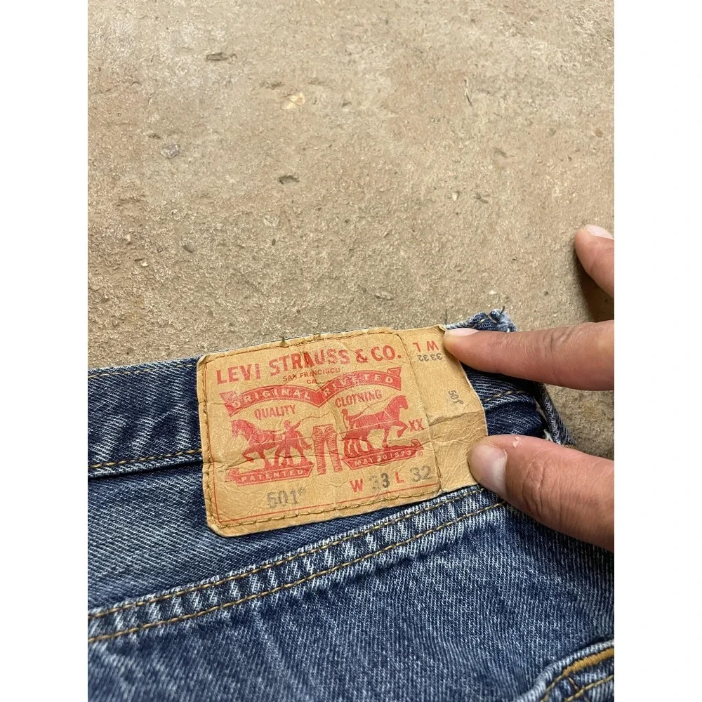 Levis 501 Jeans Mens 33x32 Medium‎ Wash Blue Straight Leg Button Fly Distressed